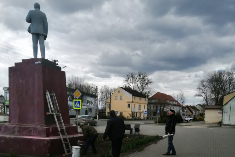 В Краснознаменске коммунисты привели в порядок памятник В.И. Ленину