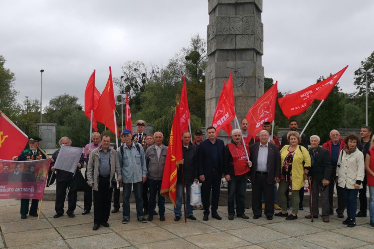 Калининградские коммунисты возложили цветы в честь окончания Второй мировой войны