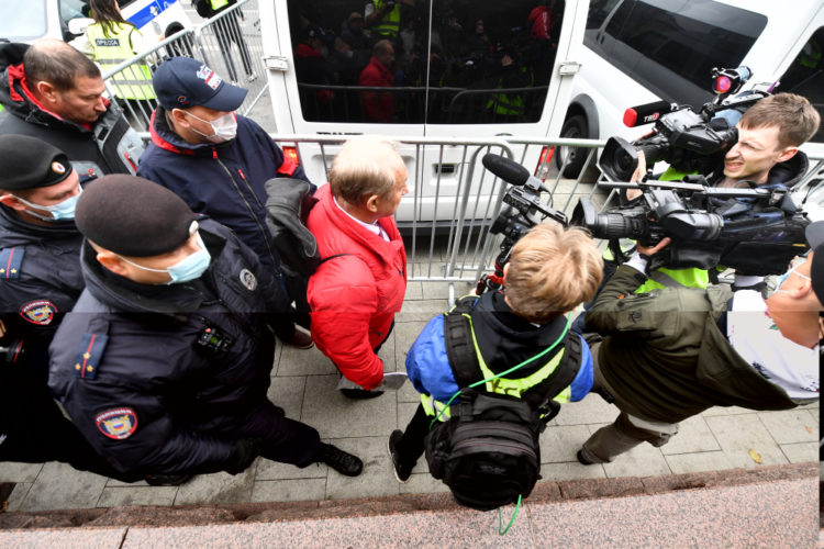 Полиция препятствует подаче иска КПРФ в суд против электронного голосования