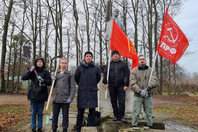 Коммунисты и комсомольцы взялись за восстановление памятника В.И. Ленину в Междуречье