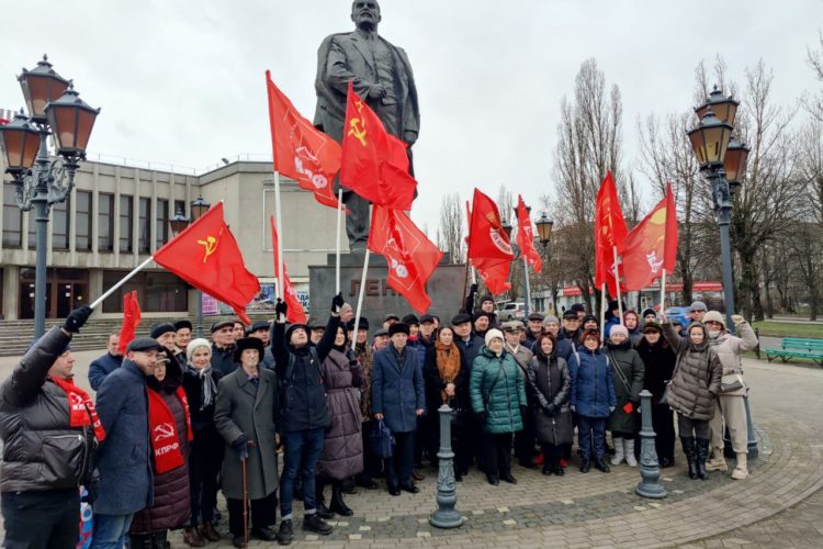 Коммунисты Калининграда возложили цветы к памятнику Ленина