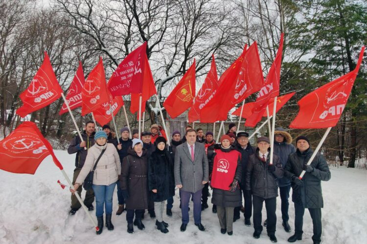 Идеи Ленина – бессмертны! Калининградские коммунисты почтили память Вождя мирового пролетариата и основателя коммунистической партии.