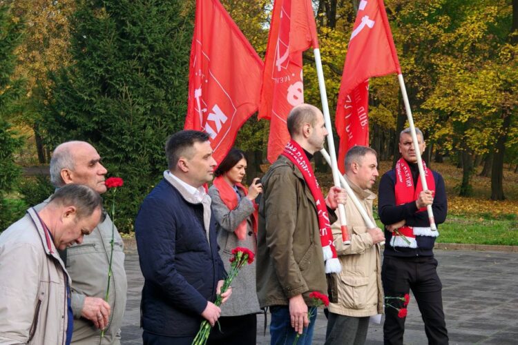 В Калининграде члены ЛКСМ РФ и КПРФ отпраздновали 106-ю годовщину со дня основания Ленинского Комсомола.