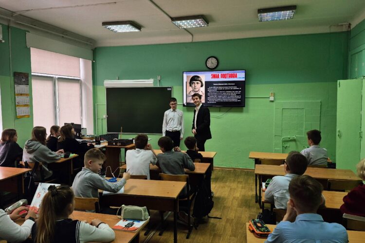 В Калининграде комсомольцы отметили 103-ю годовщину Пионерии уроком истории в школе №44