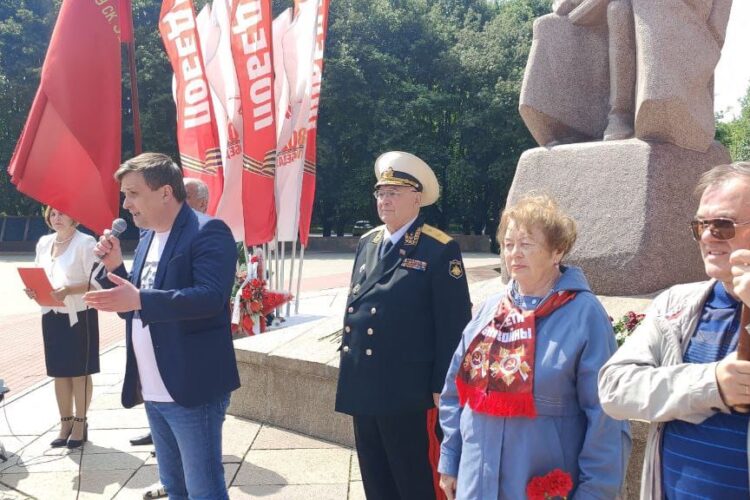 Калининградские коммунисты почтили память жертв Великой Отечественной войны